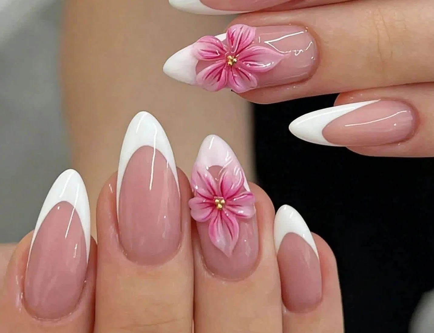 French-Nägel mit Blüte