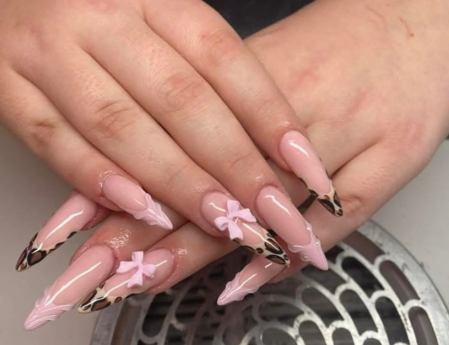 Rosa Nägel mit Design