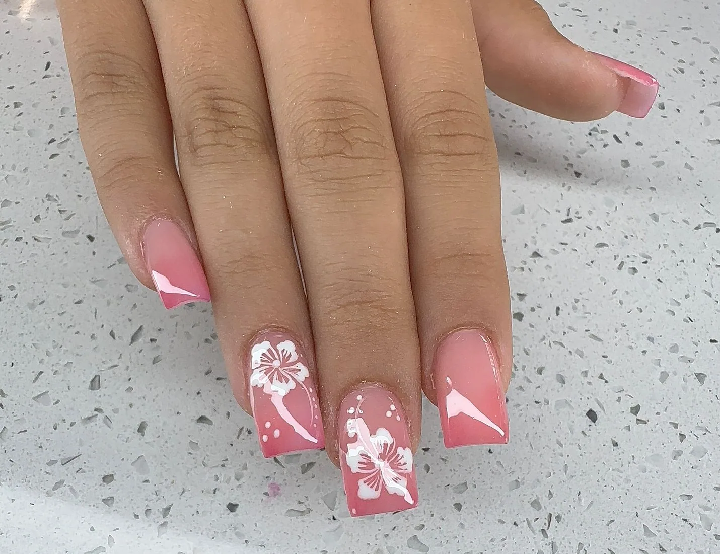 Nägel mit Blüten