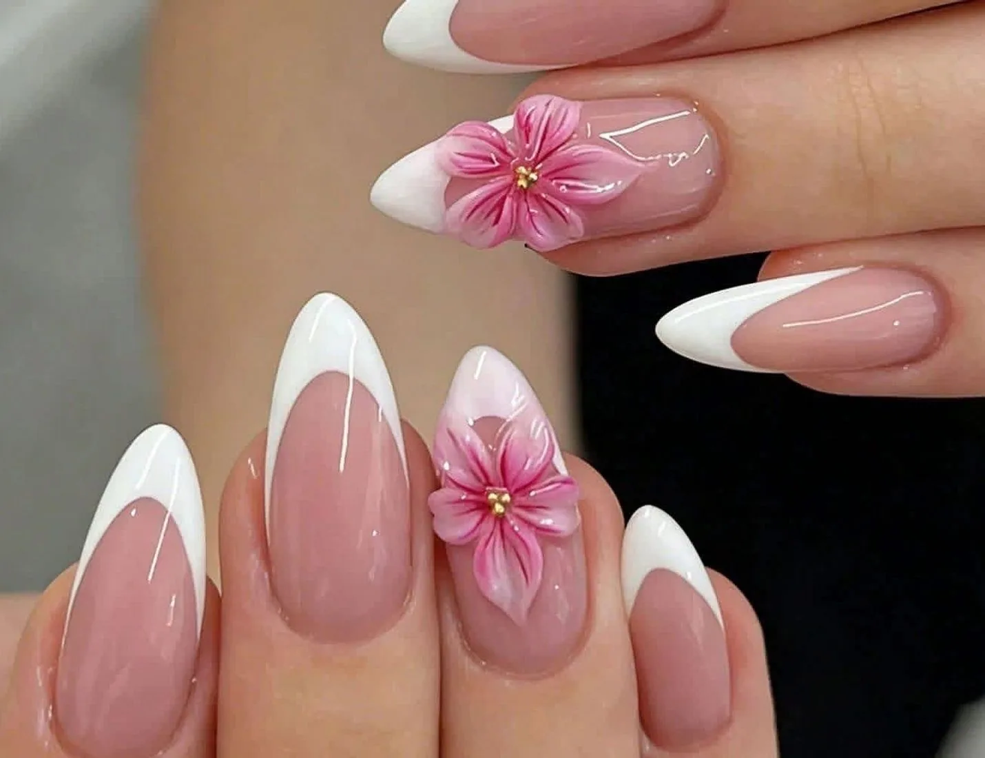 French-Nägel mit Blütendesign