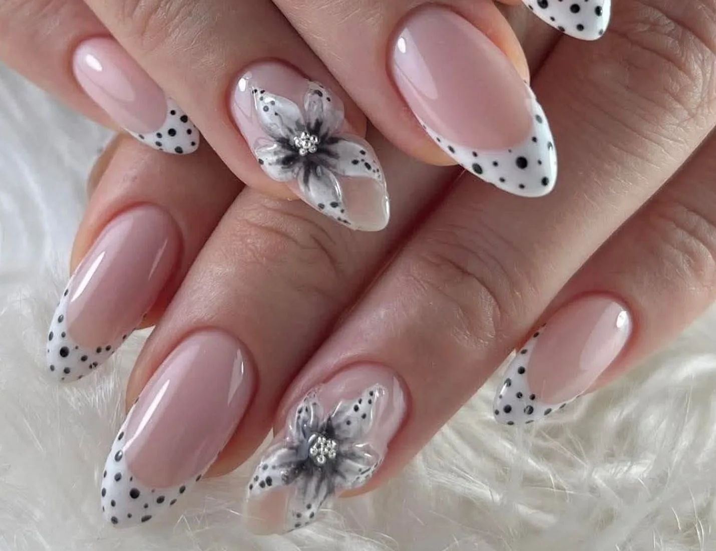 Nägel mit Punkten und Blüten