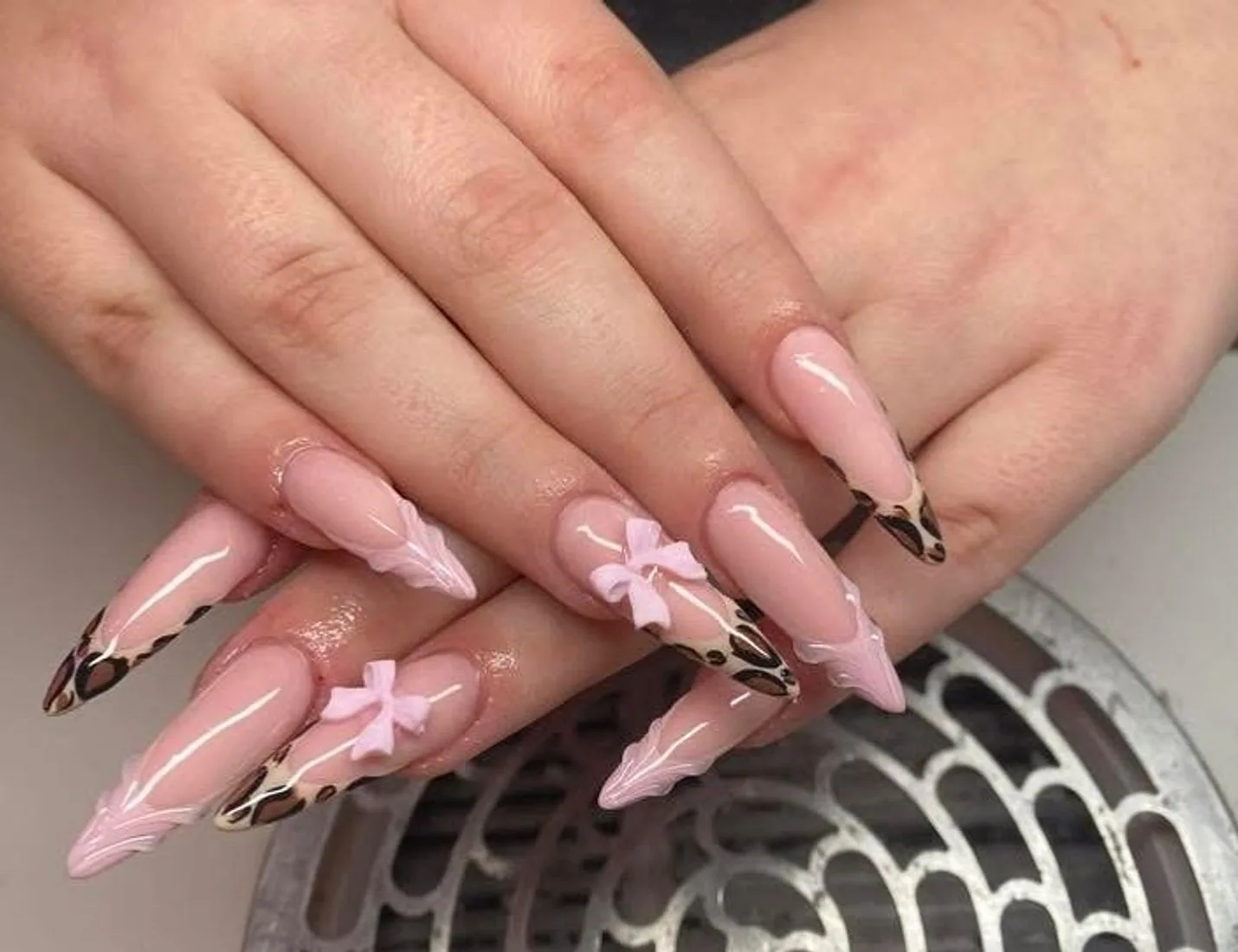 Nude-Nägel mit Glitzer
