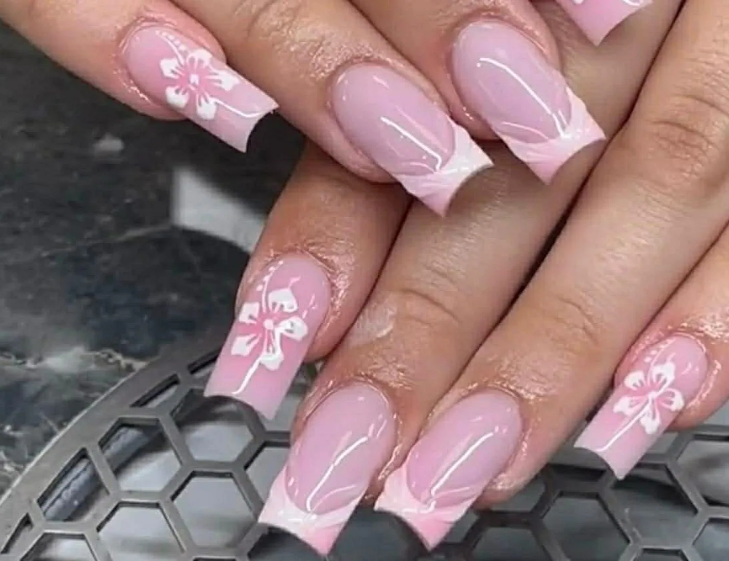Rosa Nägel mit Design